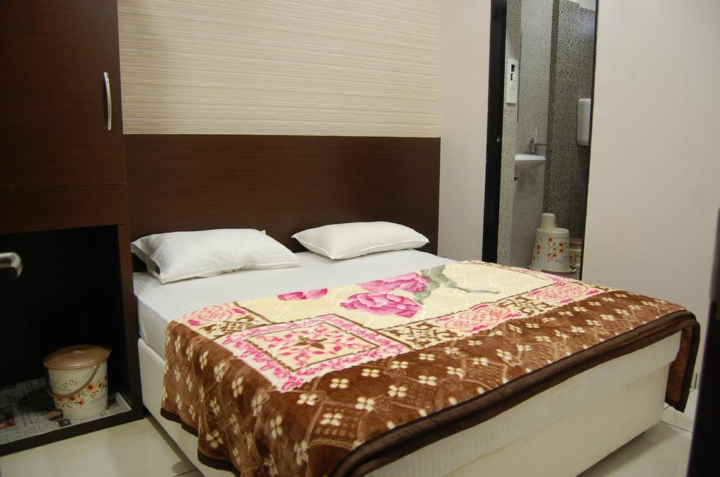 Hotel Poonam Palace 우자인 객실 사진