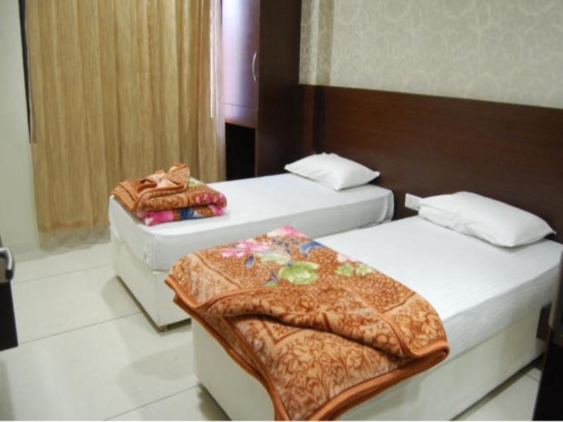 Hotel Poonam Palace 우자인 외부 사진