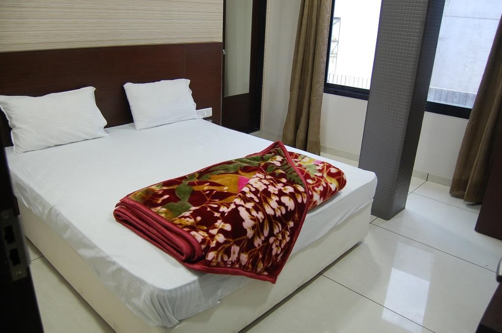 Hotel Poonam Palace 우자인 외부 사진