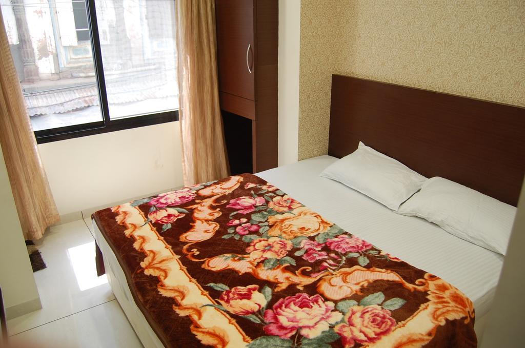 Hotel Poonam Palace 우자인 외부 사진