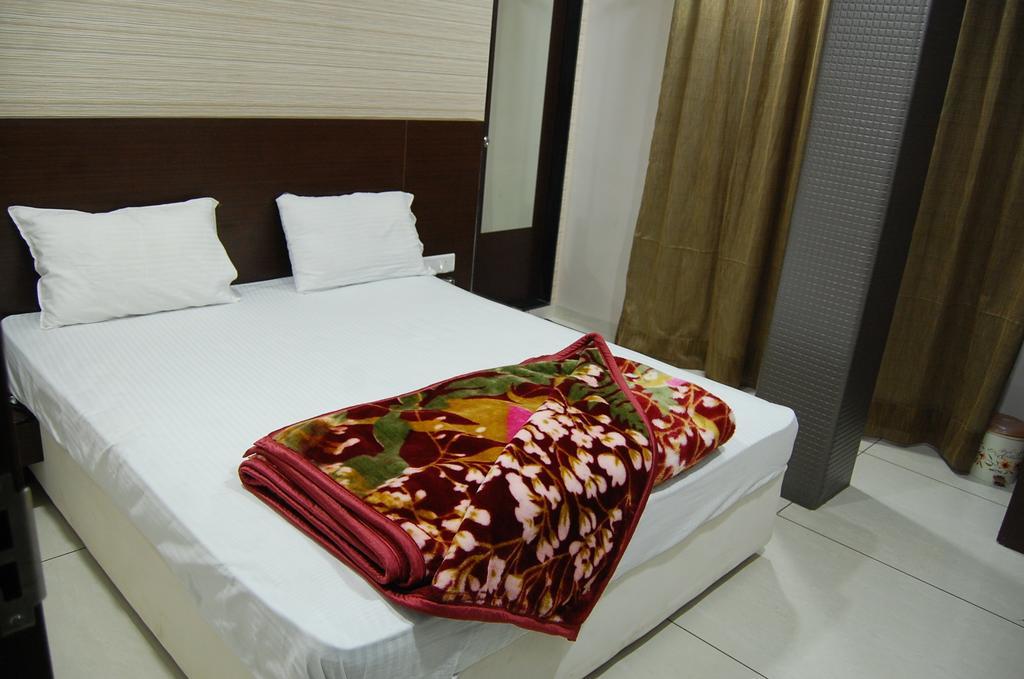 Hotel Poonam Palace 우자인 외부 사진